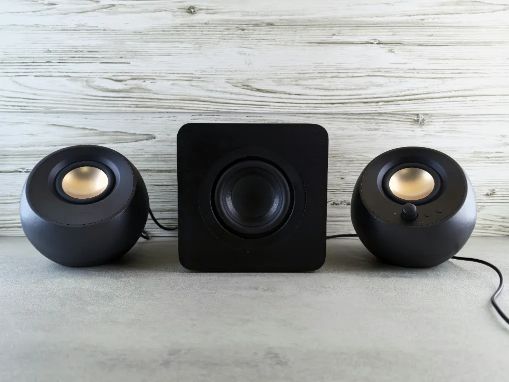 pebble-speaker